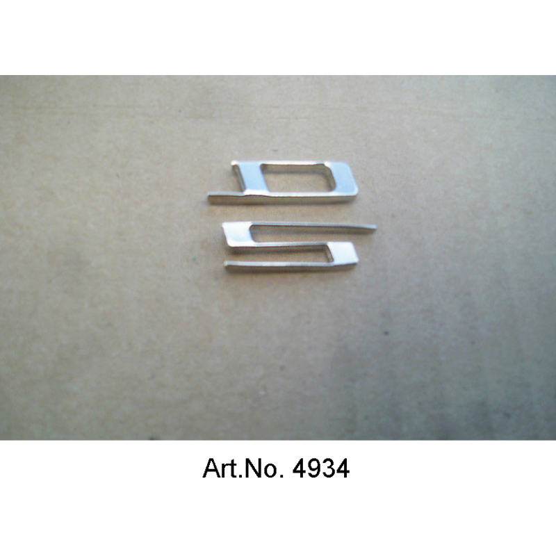 Emblem 'DS`, sul pannello delle casseforme del montante C, a sinistra