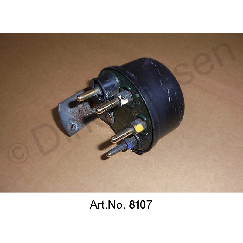 Relais dans le tableau de bord, utilisé jusqu'en 1969, pour la fermeture des phares auxiliaires gauche et droit